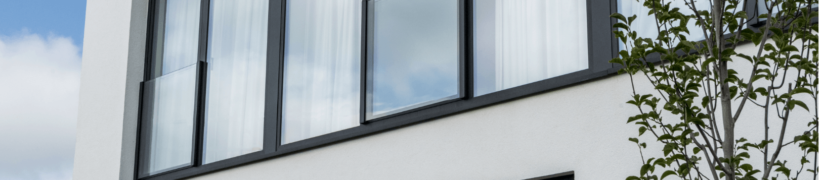 Strakke aluminium ramen van Bruynseels-Vochten in een moderne gevel, met grote glaspartijen voor extra licht en isolatie in Kalmthout.